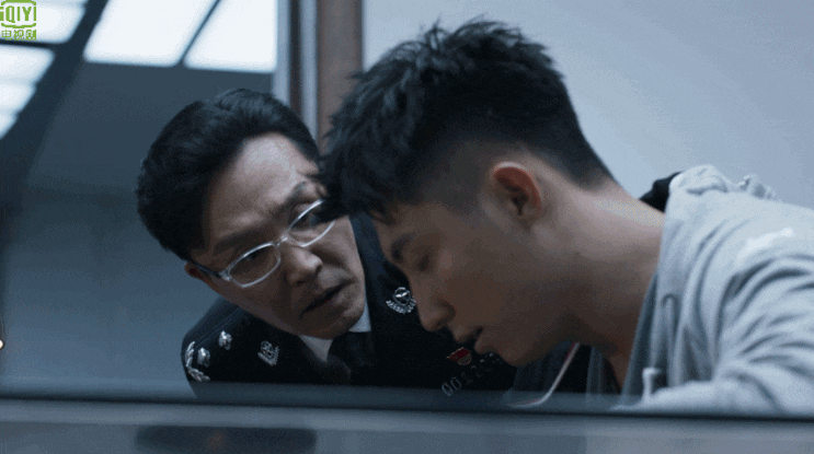  <중드 파빙행동-8화 결국 심문받다 리페이는 까무러쳐 기절해불고最后李飞晕厥在了审讯室里 >