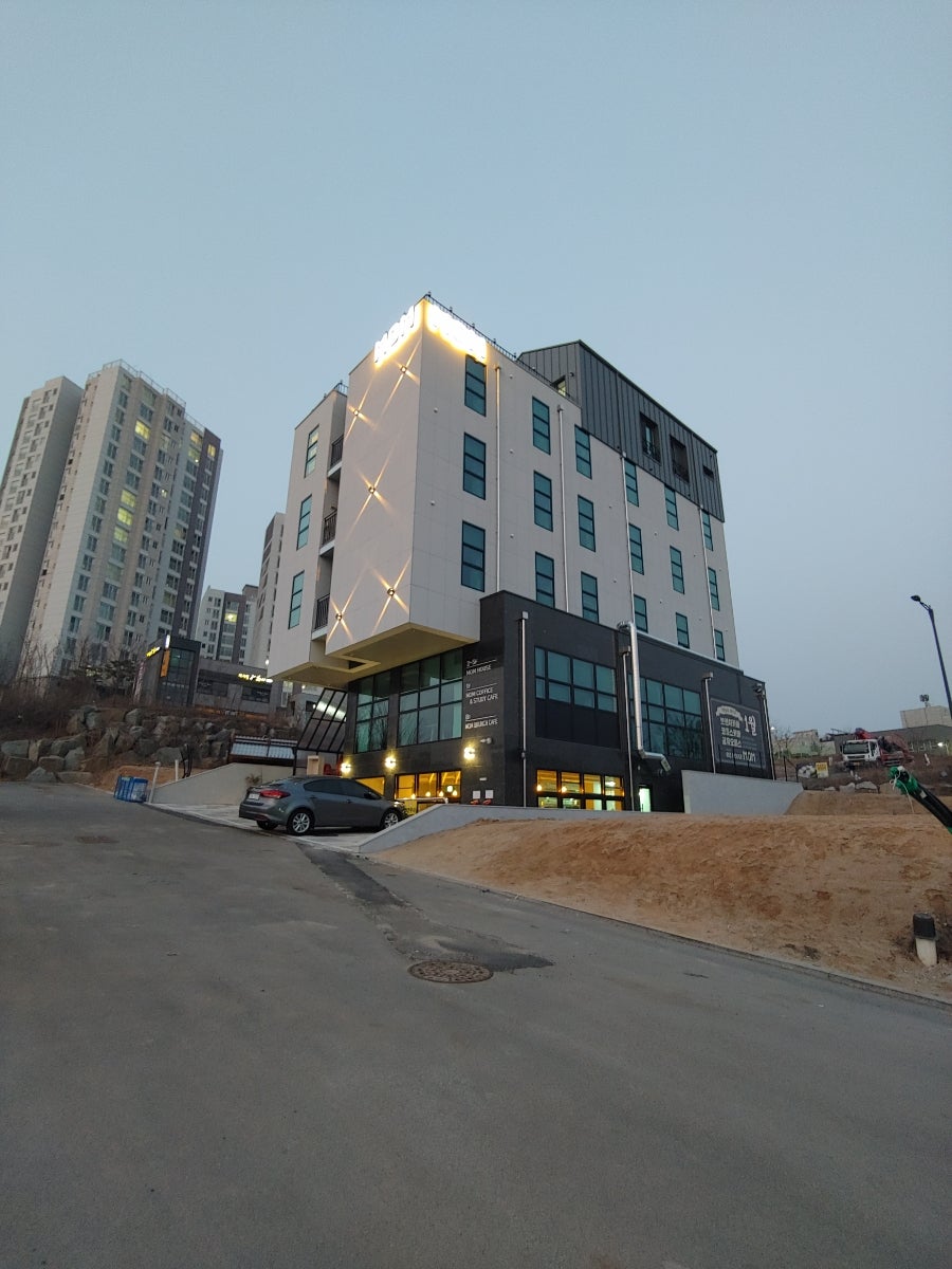 엠오엠브런치카페 사진 2