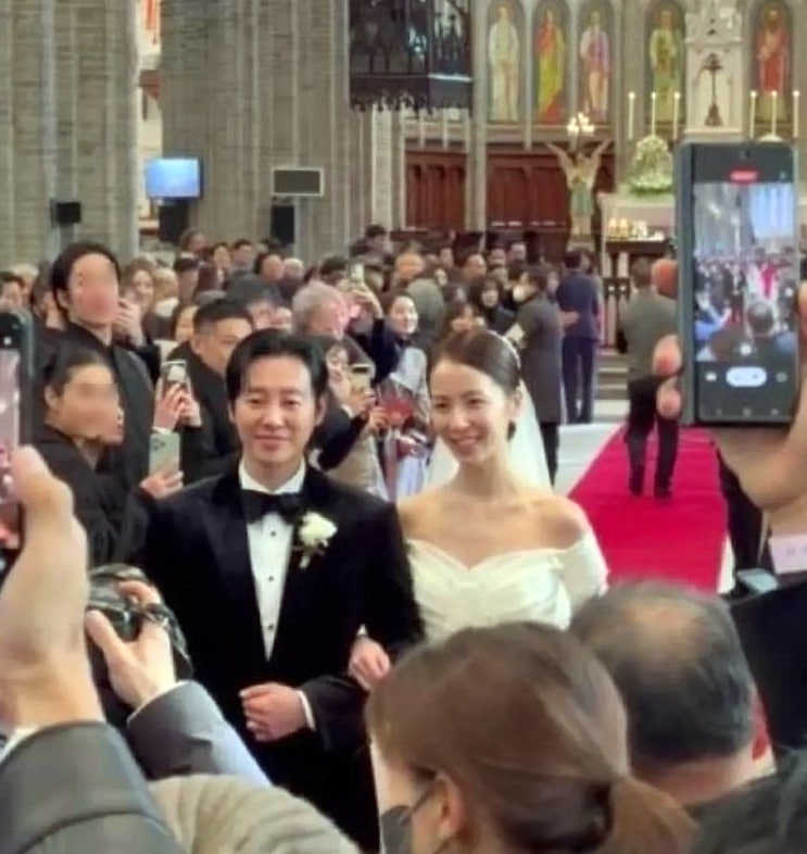 배우 <b>김동욱</b> 결혼 아내 SM <b>연습생</b> 출신 스텔라 웨딩사진 인스타