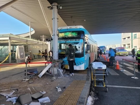 '<b>수원역</b> 사고' 50대 <b>버스</b>기사 "브레이크 밟으려다 액셀 밟았다... 