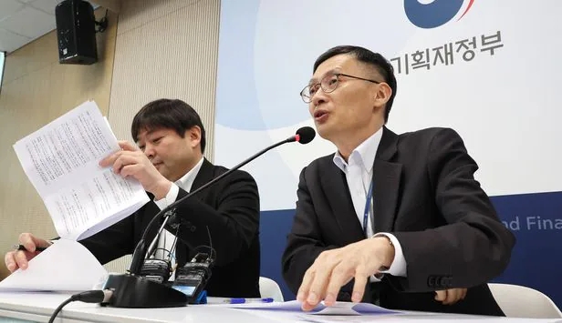 이차전지 개미들 희소식... 50억 안 넘으면 내년부턴 아무 때나 팔아도 양도세 ‘0’ 이차전지 개미들 희소식... 50억 안 넘으면 내년부턴 아무 때나 팔아도 양도세 ‘0’