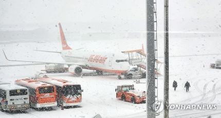 <b>제주공항</b> 제설작업으로 항공기 운항 2시간 30분간 <b>올스톱</b>