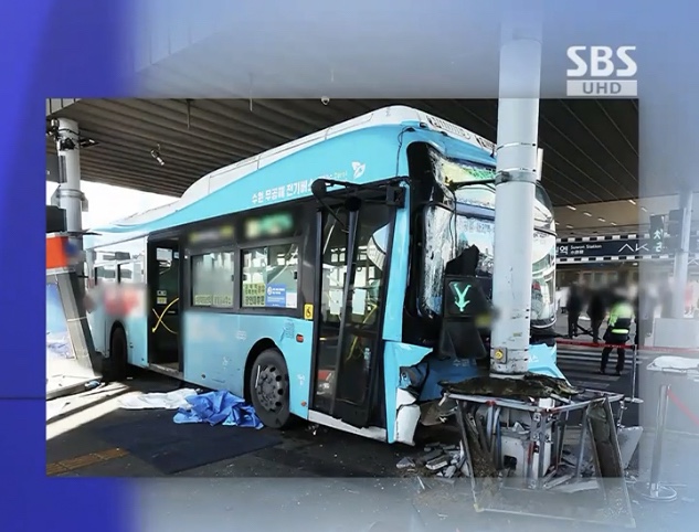 “갑자기 ‘쾅’하는 소리”···<b>수원역 환승센터 버스</b>사고로... 