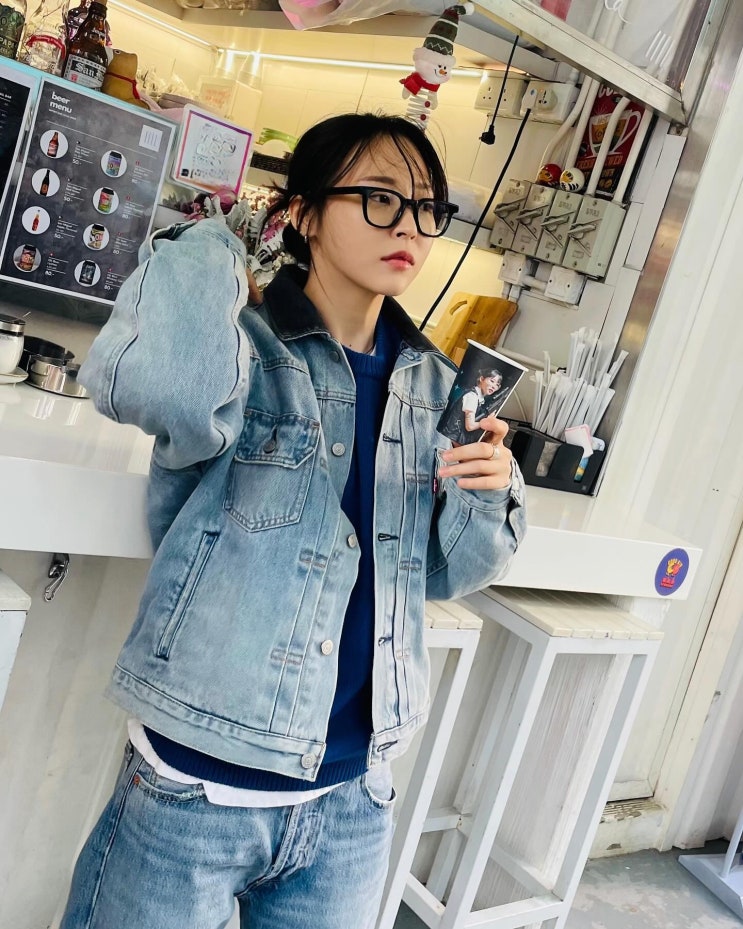 문별이 착용한 스투시 리바이스 데님자켓 여자 쳥자켓 코디 청청 패션 정보 문별이 착용한 스투시 리바이스 데님자켓 여자 쳥자켓 코디 청청 패션 정보