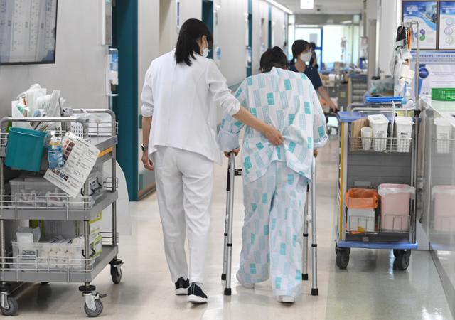 연간 10조 원 ‘간병지옥’ 끝날까… 요양병원 급여화, 퇴원 후 돌봄 지원 연간 10조 원 ‘간병지옥’ 끝날까… 요양병원 급여화, 퇴원 후 돌봄 지원