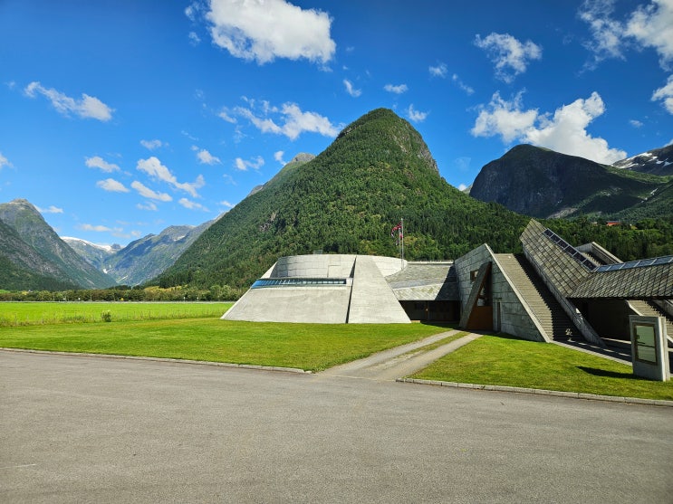 북유럽 7개국 여행 : 노르웨이 (피엘란트 -&gt; 노르웨이 빙하 박물관 : 빙하 및 기후변화에 관련된 자료를 모아 전시하며 빙하를 형상화하여 세운 박물관)
