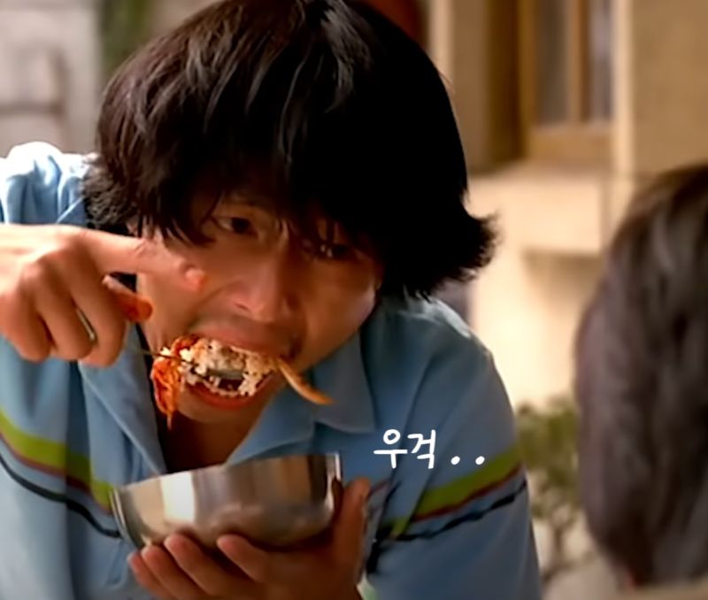 영화 똥개에서 정우성은 싸움하자고 찾아온 친구들에게 밥먹고 하자고 한다(김치가 맛있으....