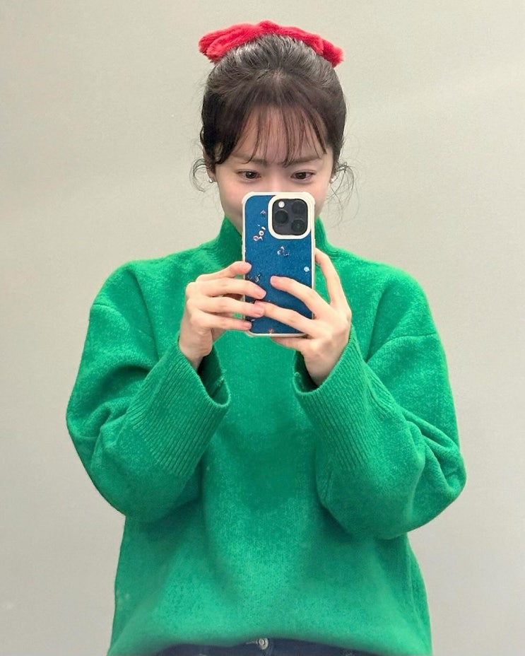  한지민의 소속사 연말 파티 룩으로 코디한 앤아더스토리즈 모크넥 여자 스웨터 니트 코디 추천