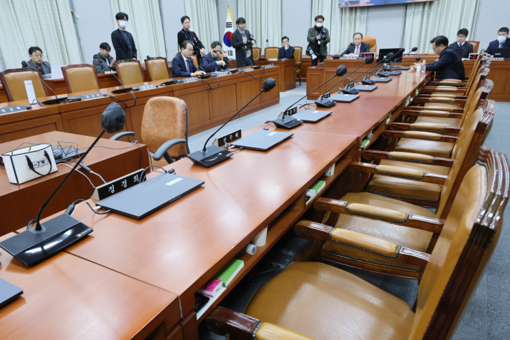 <b>국회 운영위</b> 국힘 <b>불참</b> 속 파행...민주 "현안에 답해"
