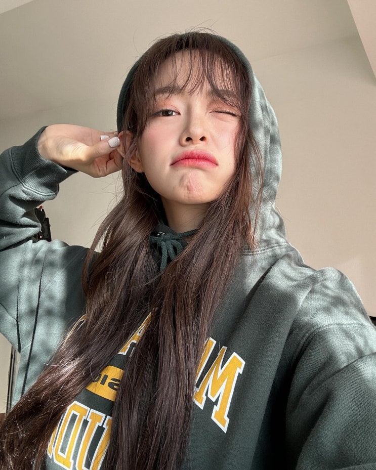 김세정이 착용한 마하그리드 후드티 코디 추천 오버핏 커플 후드티 김세정이 착용한 마하그리드 후드티 코디 추천 오버핏 커플 후드티