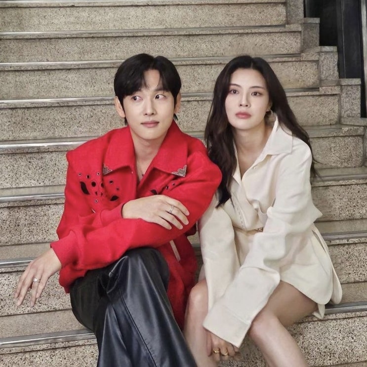  강렬한 임시완 앤더슨벨 남자 블루종 레드 자켓 코디