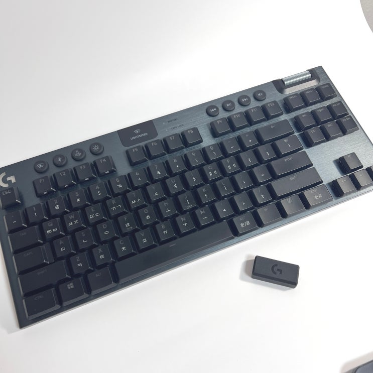  로지텍 G913 게이밍 키보드, 적축 슬림 키캡의 매력!