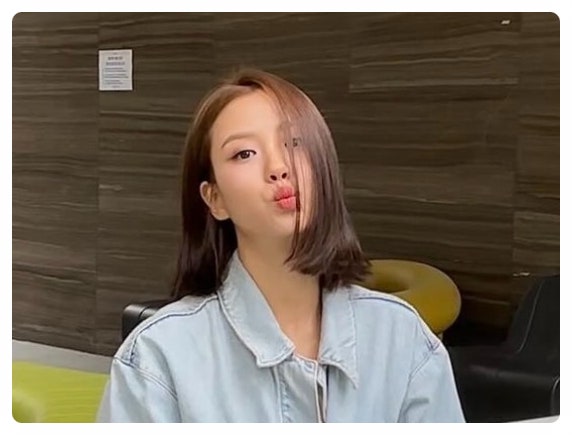 고민시 단발 어깨선 중단발머리 잘 어울려