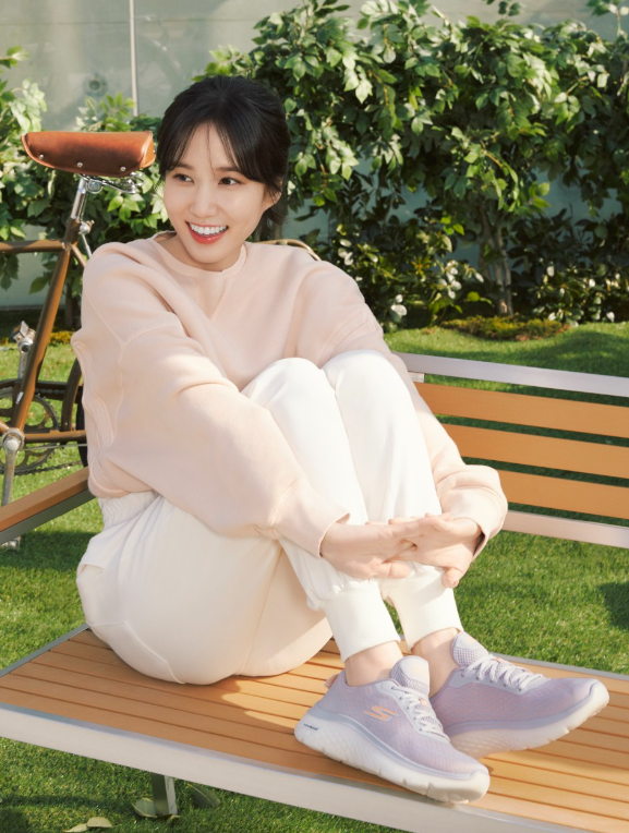  출산 전후 엄마에게 푹신한 쿠션이 좋아 발 편한 운동화 종류 중 스케쳐스 고워크 여성 워킹화 추천