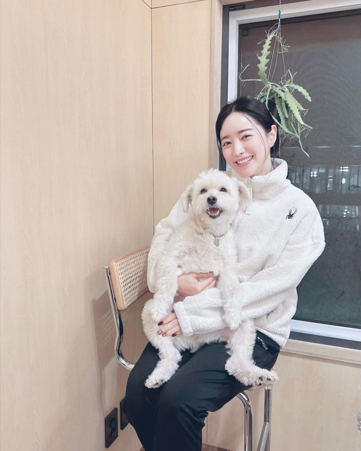  배우 홍수아가 선택한 겨울 데일리룩에서 뽀글이 양털 플리스 자켓으로 완성한 OOTD