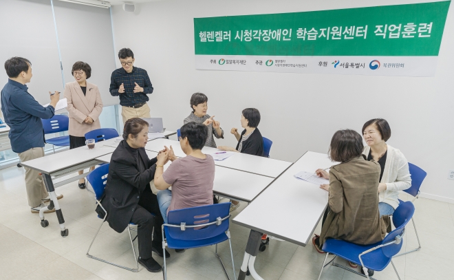 손끝 대화가 유일한 ‘빛’… 보고 듣지 못해 고립된 시청장애인 1만명 손끝 대화가 유일한 ‘빛’… 보고 듣지 못해 고립된 시청장애인 1만명
