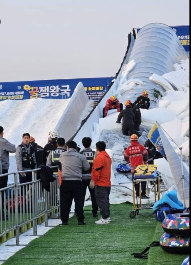 <b>청주 눈썰매장</b> 시설물 <b>붕괴</b>, 시민 10여명 깔려 3명 이송, <b>청주</b>... 