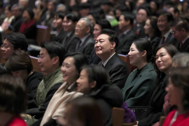 尹<b>대통령</b>, <b>성탄</b> 예배.."국가가 좋은 선물 되게 노력할 것"