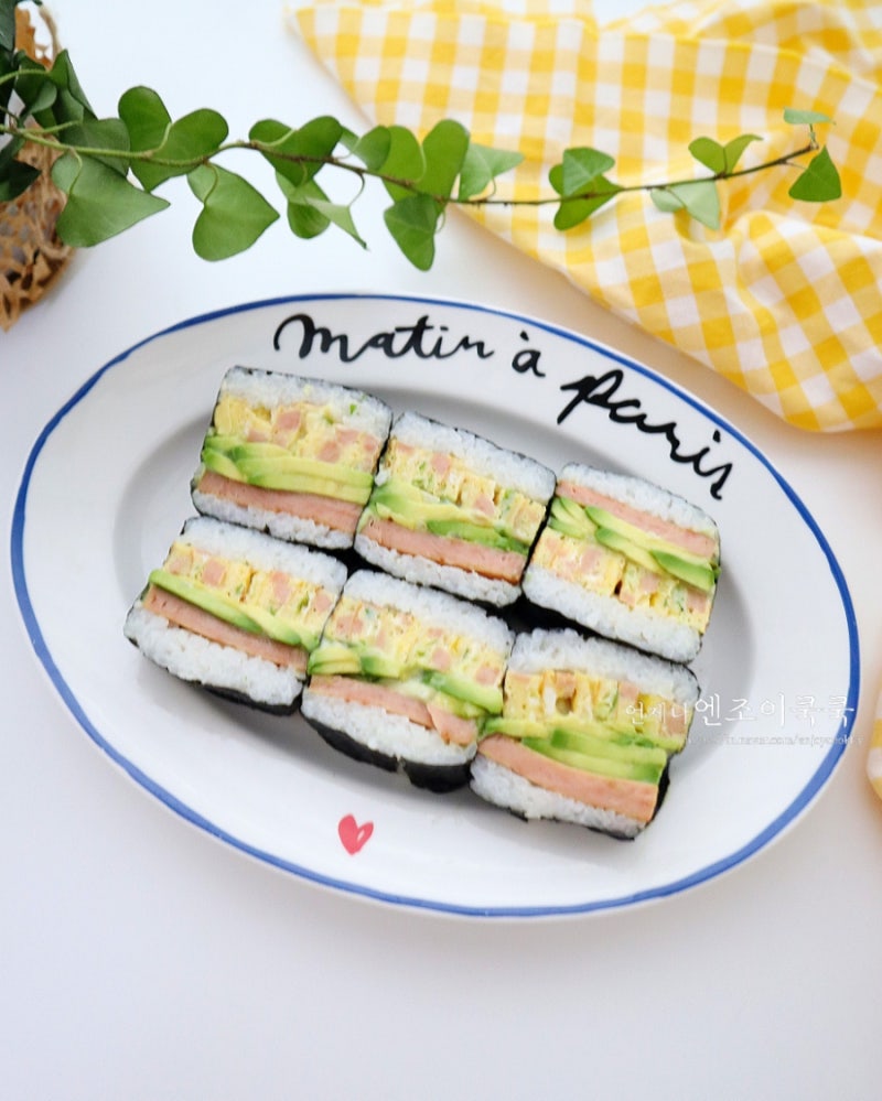 아보카도 스팸 무스비 만들기 뜻/무스비 소스 스팸 무스비김밥 틀로 스팸 사각김밥 만드는법....