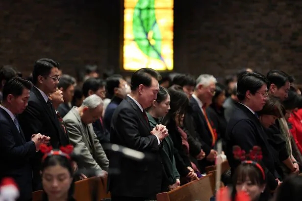 尹, 정동제일교회 찾아 <b>성탄 예배</b>...“국가가 좋은 선물 되게... 