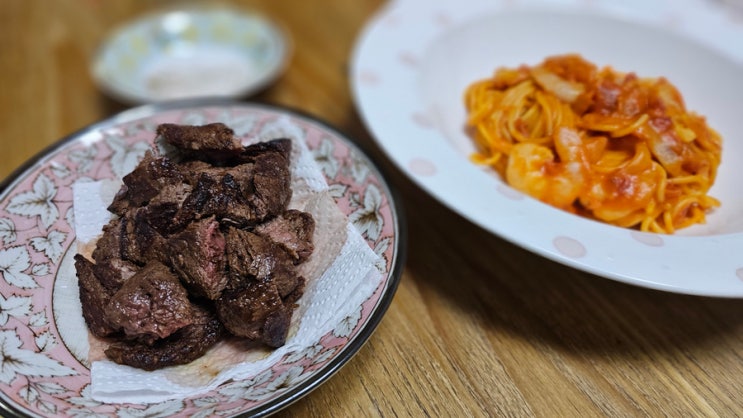  [리뷰] 마켓컬리로 크리스마스 분위기 즐기기! "안심스테이크" + "새우 토마토 파스타"