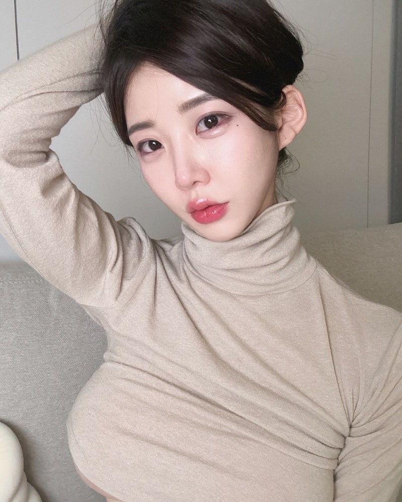 유튜브 대세녀 묘정, 농염한 신년 파티...탈탈 털어넣은 매력 