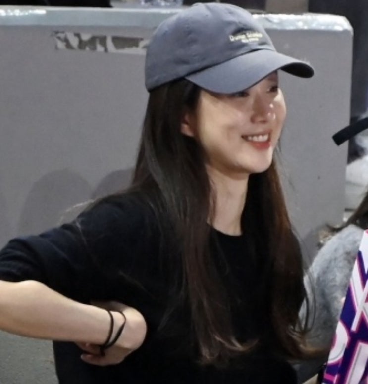 <b>김연경 응원</b> 간 <b>정려원</b> 캡모자, 던스트 볼캡 연예인모자 패션 힙해