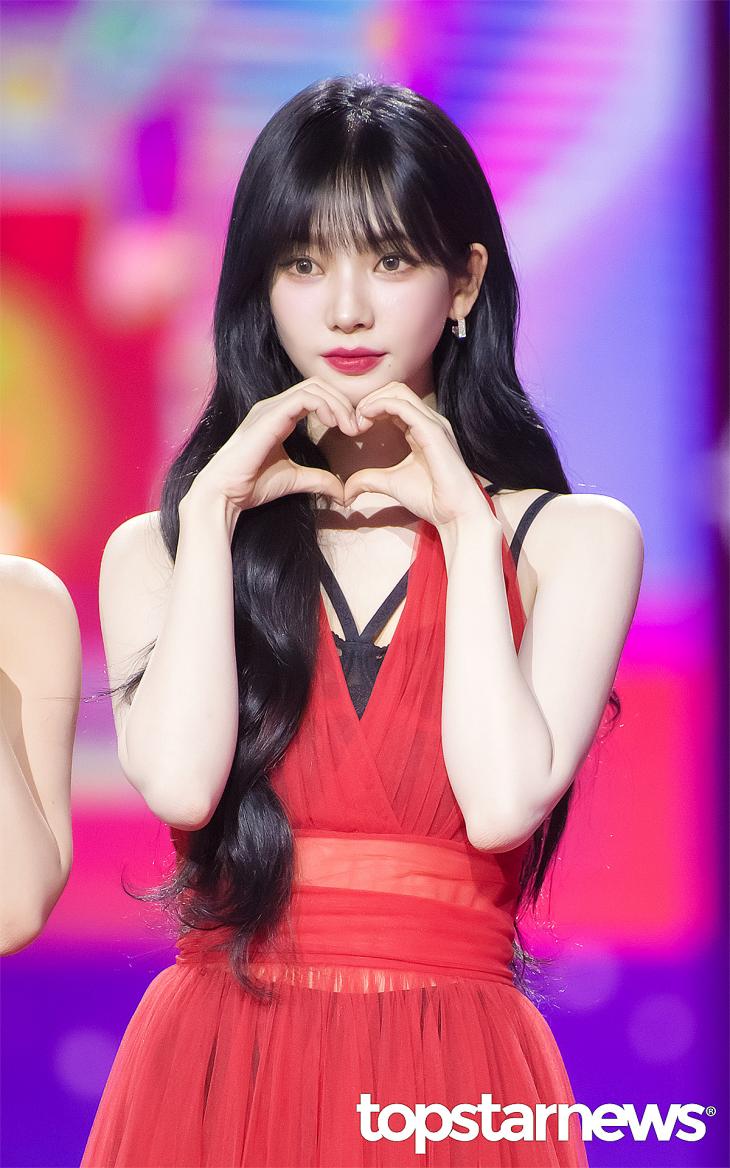 에스파 카리나·윈터·지젤·닝닝, 'SBS 가요대전' 레드카펫...크리스마스 여신들 에스파 카리나·윈터·지젤·닝닝, 'SBS 가요대전' 레드카펫...크리스마스 여신들