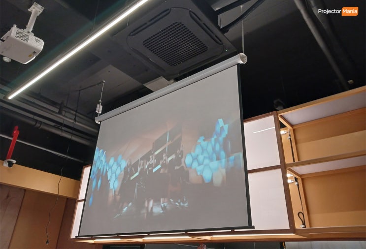 업소용으로는 비비텍 레이저 빔프로젝터 MW451LST 제품이 가성비 좋습니다 !