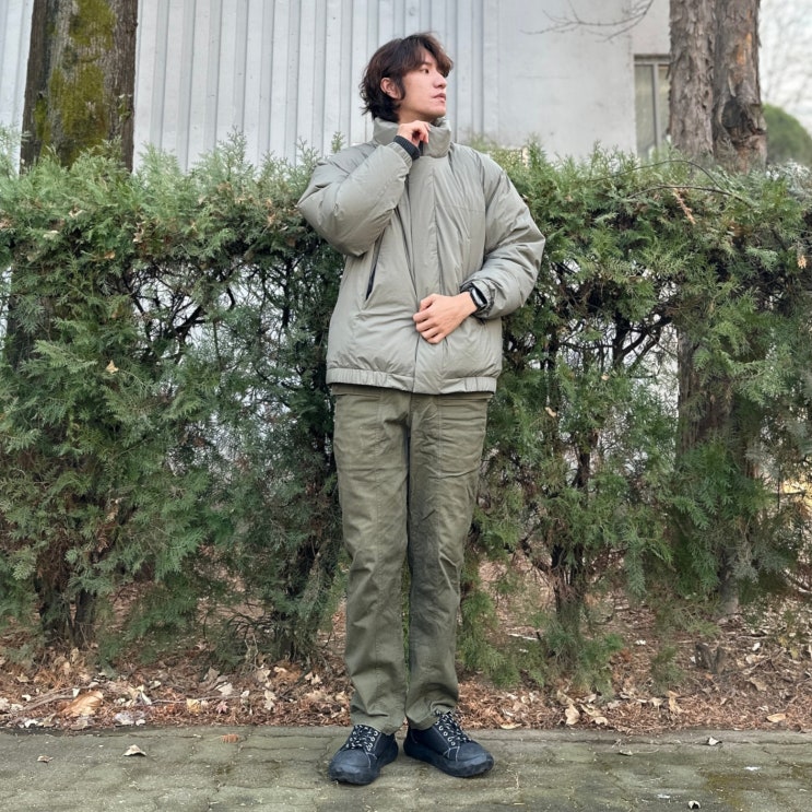 K2 씬에어 남자 경량패딩 겨울 자켓 아메카지룩 브랜드 카키색 카고팬츠 바지 코디