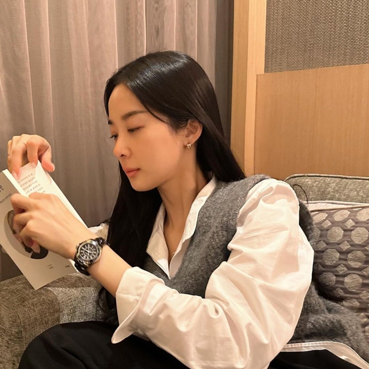  여자 연예인들의 애착 명품 손목 시계 브랜드 중 하나인 샤넬의 대표적인 J12 세라믹 워치 추천