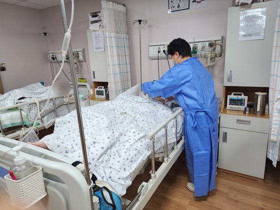 말 통하는 中동포도 별따기…요양병원 간병인 절반이 외국인 말 통하는 中동포도 별따기…요양병원 간병인 절반이 외국인