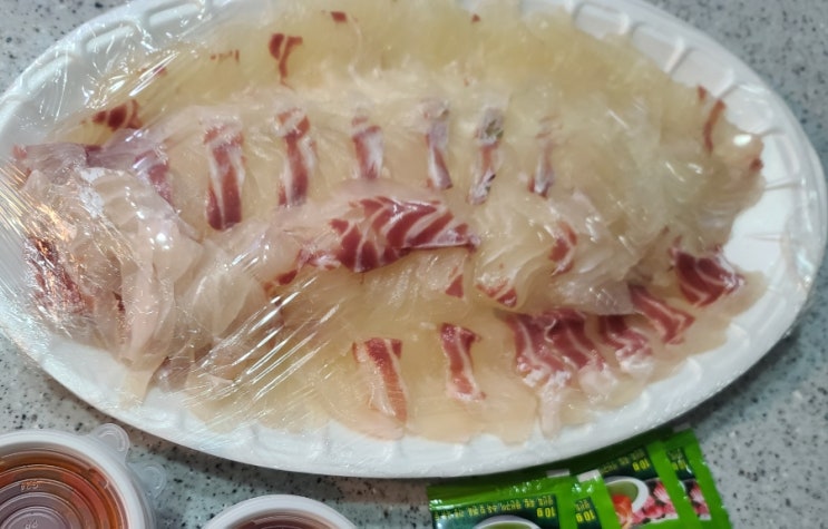  위미항 자연산 회 떠주는 곳[위미어부 수산물판매장/제주 남원 위미항]