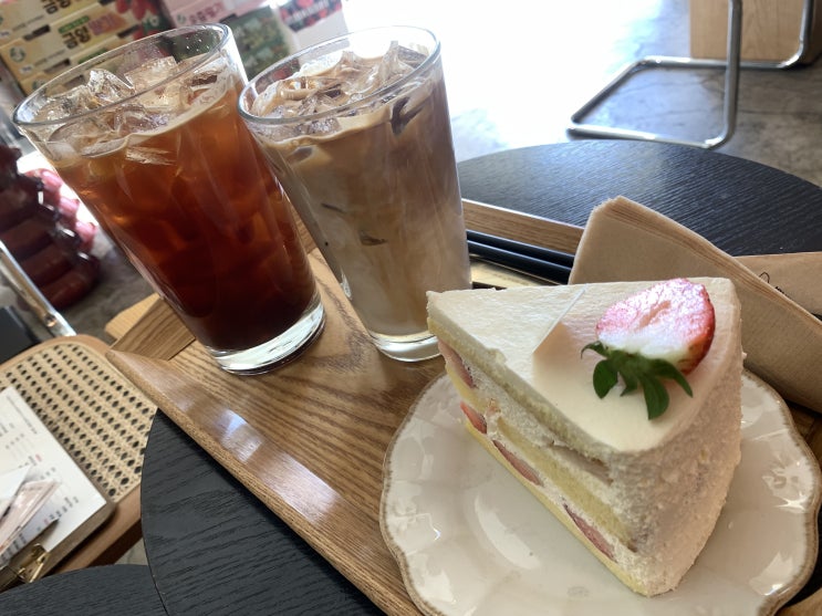  딸기 케이크가 맛있는 대구 약전골목 슬로우터틀