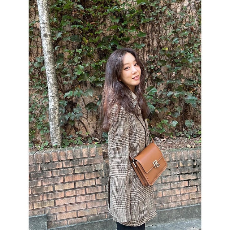  정려원의 매력적인 40대 여성 패션으로 폴로 랄프로렌의 더블 브레스트 블레이저 자켓 코디