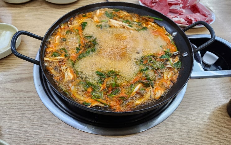  [신촌] 얼큰한 국물의 버섯소고기샤브칼국수와 고소한 기름과 미나리향이 가득한 볶음밥이 있는 김광석 신촌칼국수