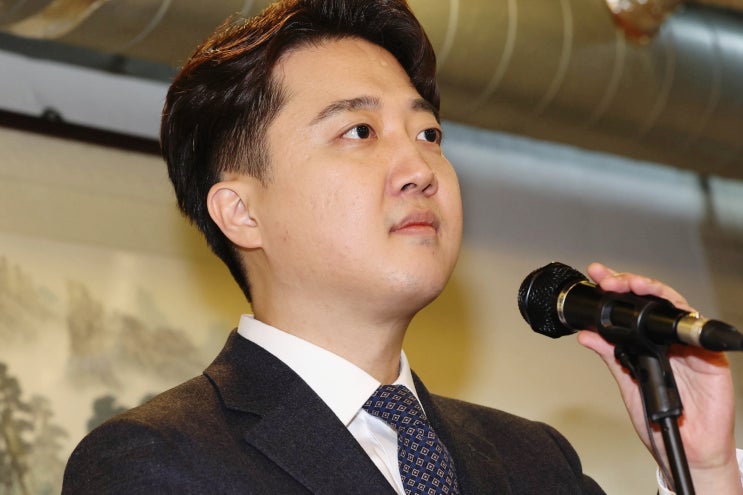 <b>이준석</b> <b>탈당</b>, 정치 생명의 갈림길