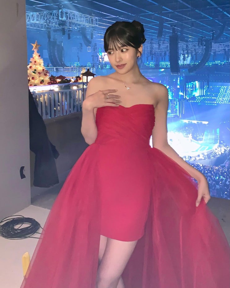 안유진 2023 SBS 가요대전 착용한 지암바티스타 발리 레드 시상식 드레스 안유진 2023 SBS 가요대전 착용한 지암바티스타 발리 레드 시상식 드레스