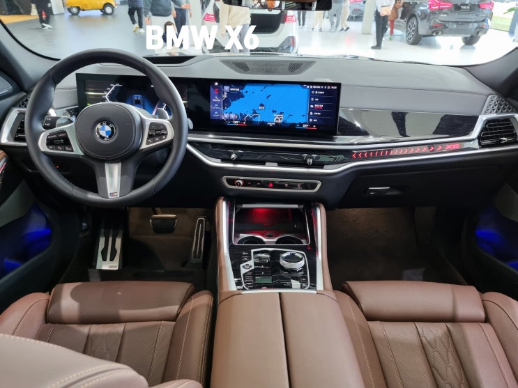 BMW X6 신형 내부 인테리어 둘러보기 : 대시보드에 X6를 확인하세요