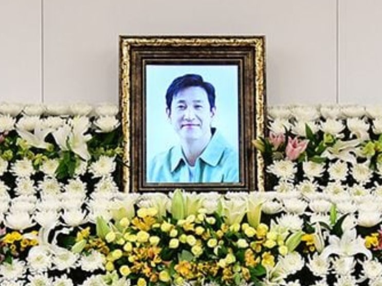  "<b>이선균</b> 빈소 <b>추모</b> 행렬"...아내에 남긴 메모엔 '이것밖에... 