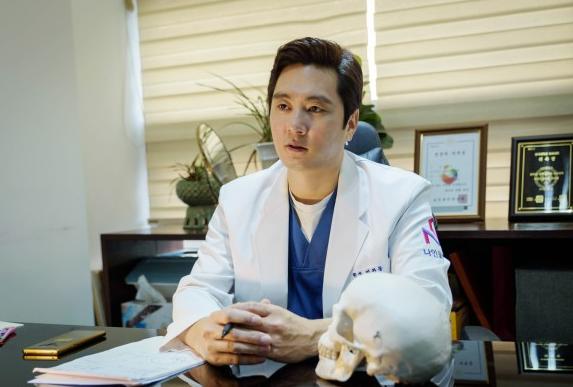 <실시간 핫이슈> ‘압구정 롤스로이스’ 운전자에 마약 처방한 의사 구속 <실시간 핫이슈> ‘압구정 롤스로이스’ 운전자에 마약 처방한 의사 구속