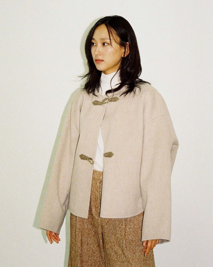 연말 연초 여자 소개팅룩으로 버튼이 넘나 매력인 캐시미어 노카라 자켓 추천 w. 류혜영