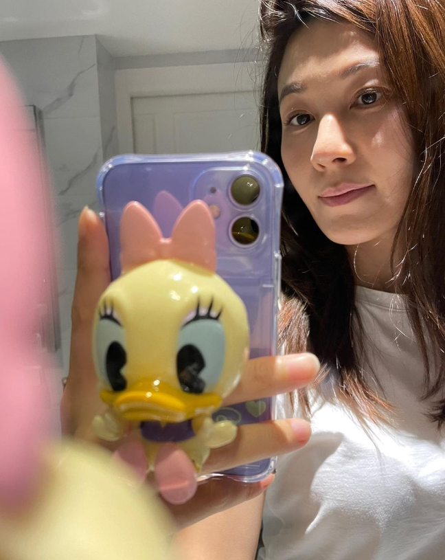  40대 여성 겨울 패션에서 사랑받는 코트 코디의 정석으로 보여준 배우 김하늘의 데일리룩