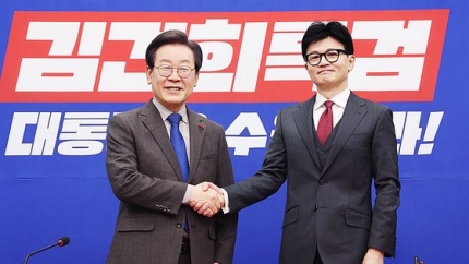 [한동훈·<b>이재명</b> 여야 <b>대표</b>로 첫 <b>악수</b>] "쌍특검 통과 다음날... 