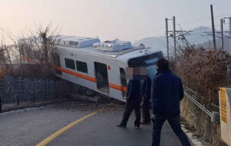 충북 증평 도안역, <b>시험</b> 운행 중이던 <b>전동차</b> 탈선, 2명 경상