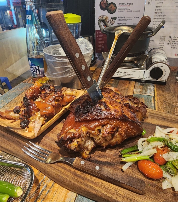  족발신선생 명일역점 - 강동구 명일동에서 슈바인학센 같은 구운 족발을 맛볼 수 있다?!