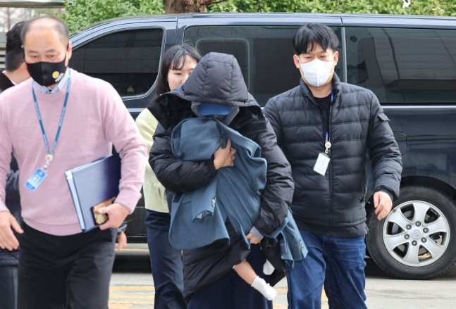 "아기를 방패삼아"…이선균 협박女, '아동학대' 혐의 가능성 "아기를 방패삼아"…이선균 협박女, '아동학대' 혐의 가능성