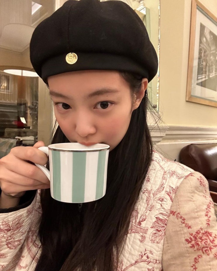  제니가 선택한 영국 왕실이 사랑하는 여자 겨울 모자 종류에서 따스함과 페미닌한 너낌을 전하는 여성 베레모 패션