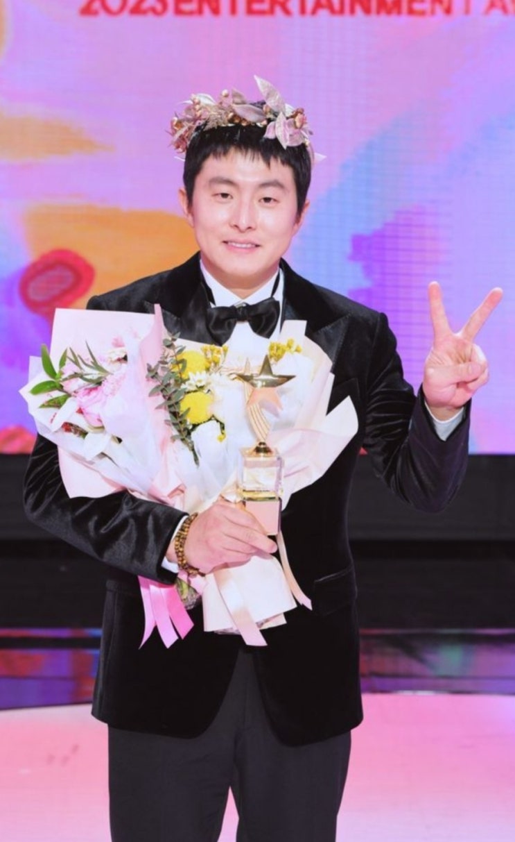 <연예가핫이슈> 기안84, MBC연예 대상 수상→가장 뜨거웠던 최고 예능인 인정 <연예가핫이슈> 기안84, MBC연예 대상 수상→가장 뜨거웠던 최고 예능인 인정