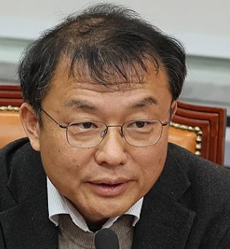 노인비하' <b>민경우</b>, 비대위원 사퇴. "비대위 출발에 누 끼치고... 